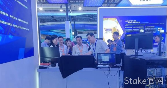北镇市委常委、常务副市长潘学元莅临Stake官网展台看望研发团队并给予关心慰问